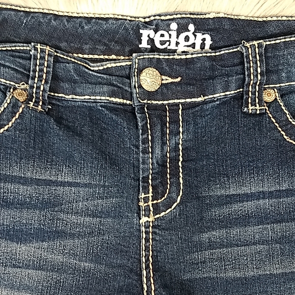 Reign roll cuff shorts Size 13 Curvy, Junior (36") - Picture 4 of 15